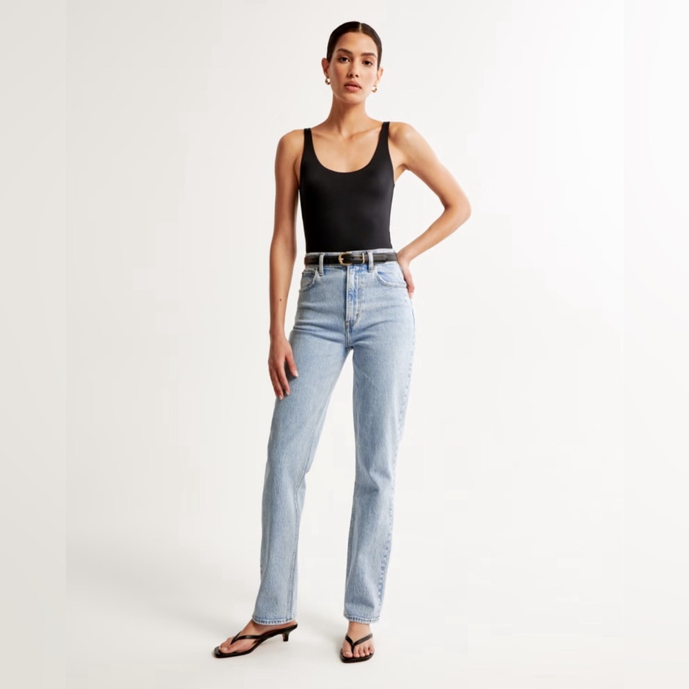 Abercrombie 90s High Rise Straight Jeans Light Wash. Size 26 / 2 Short.